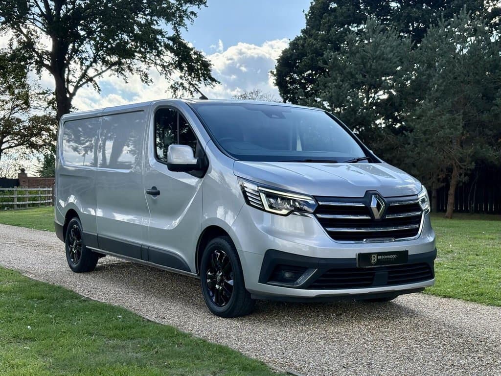 Renault Trafic - image 1 of 36