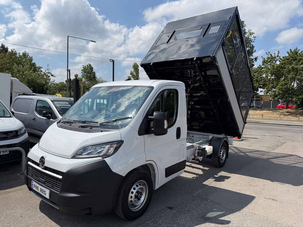 Vauxhall Movano - image 1 of 27