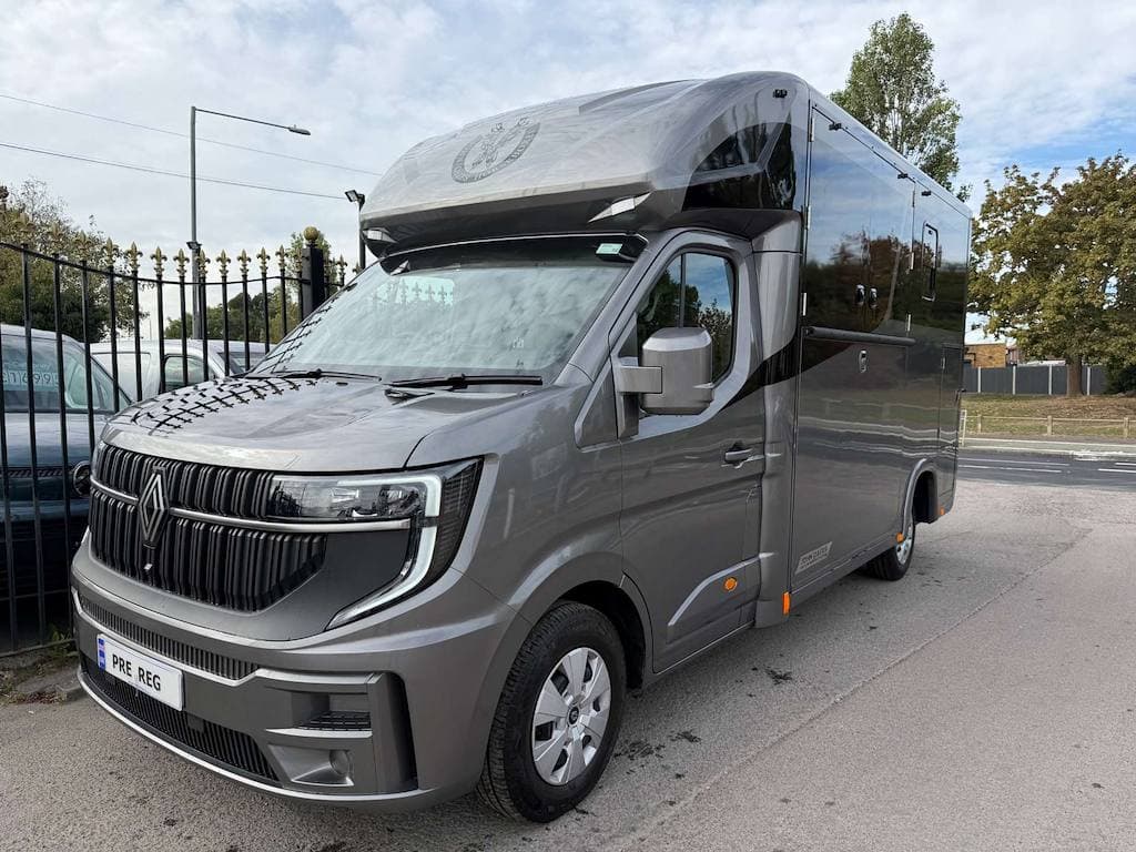 Renault Master - image 1 of 31