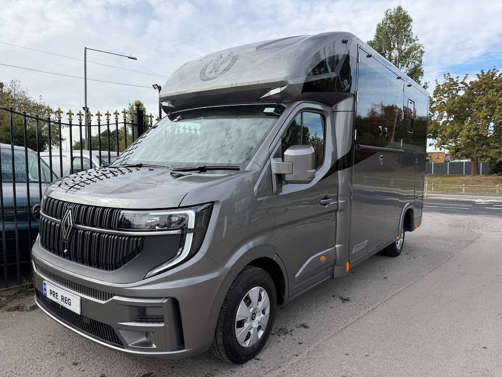 Renault Master - image 1 of 31