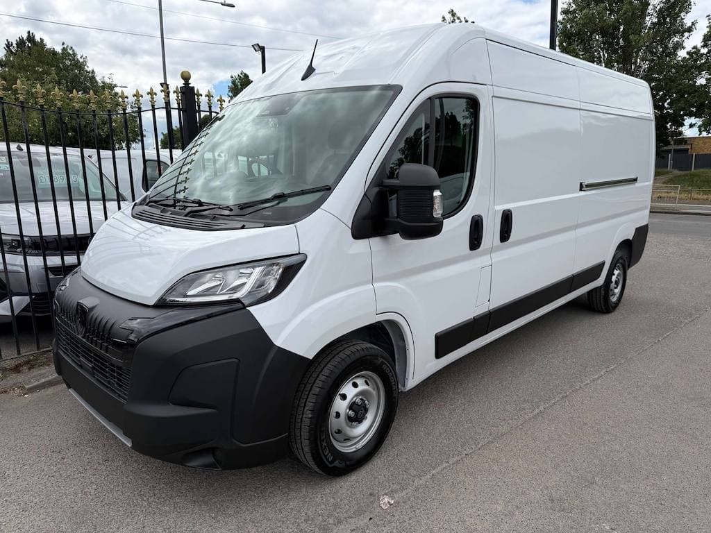 Peugeot Boxer - image 1 of 17