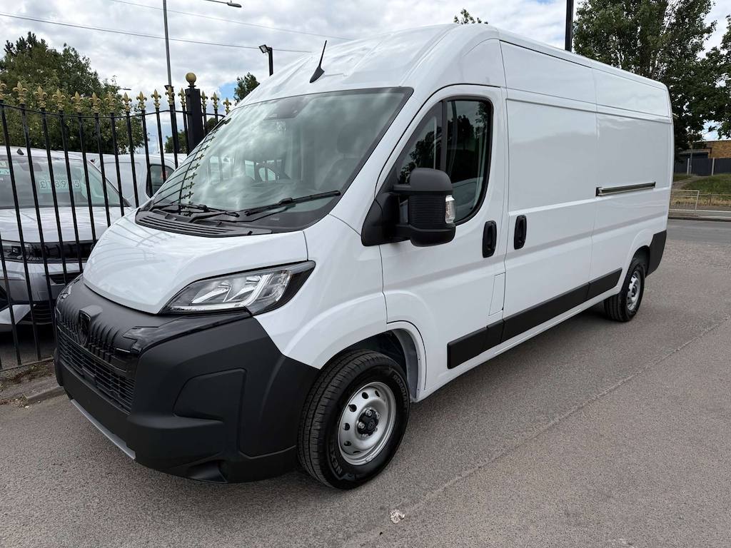 Peugeot Boxer - image 1 of 17