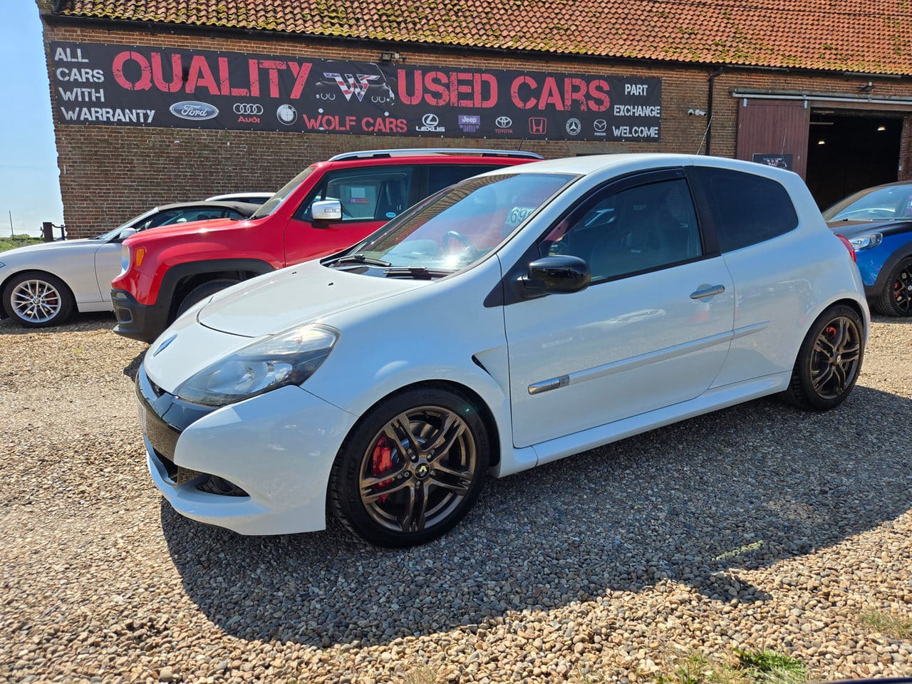 Renault Clio - image 1 of 15