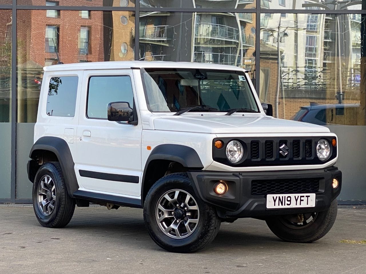 Suzuki Jimny - image 1 of 34