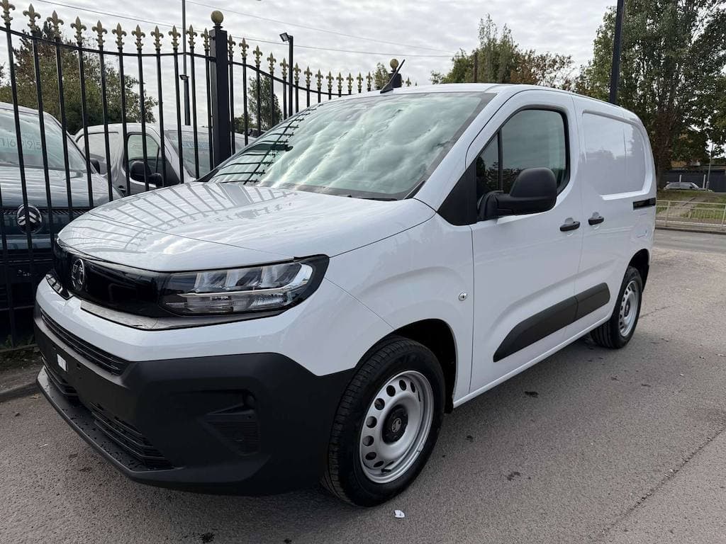 Vauxhall Combo - image 1 of 24