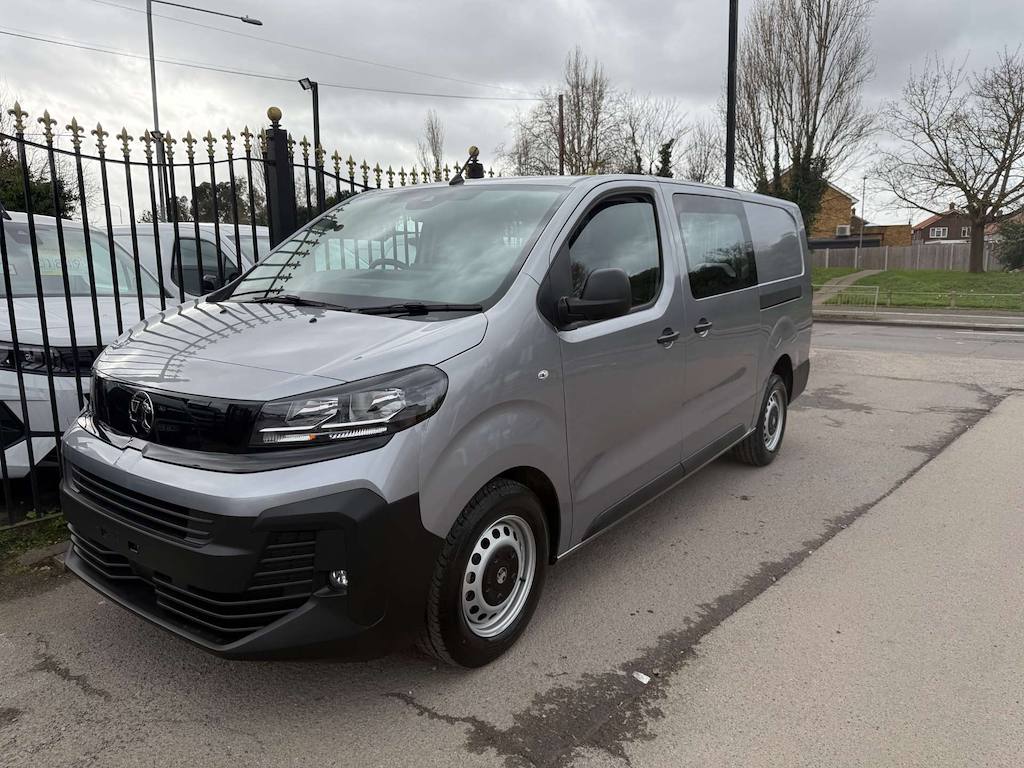 Vauxhall Vivaro - image 1 of 19