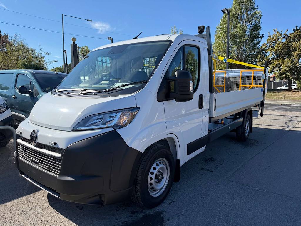 Vauxhall Movano - image 1 of 19