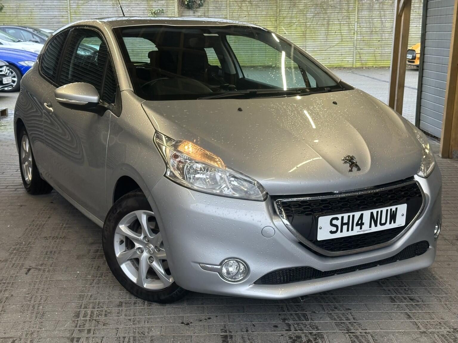 Peugeot 208 - image 1 of 32