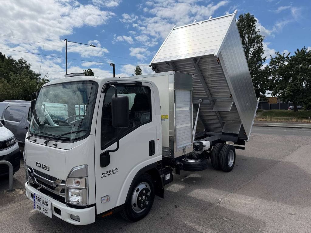 Isuzu Grafter - image 1 of 21