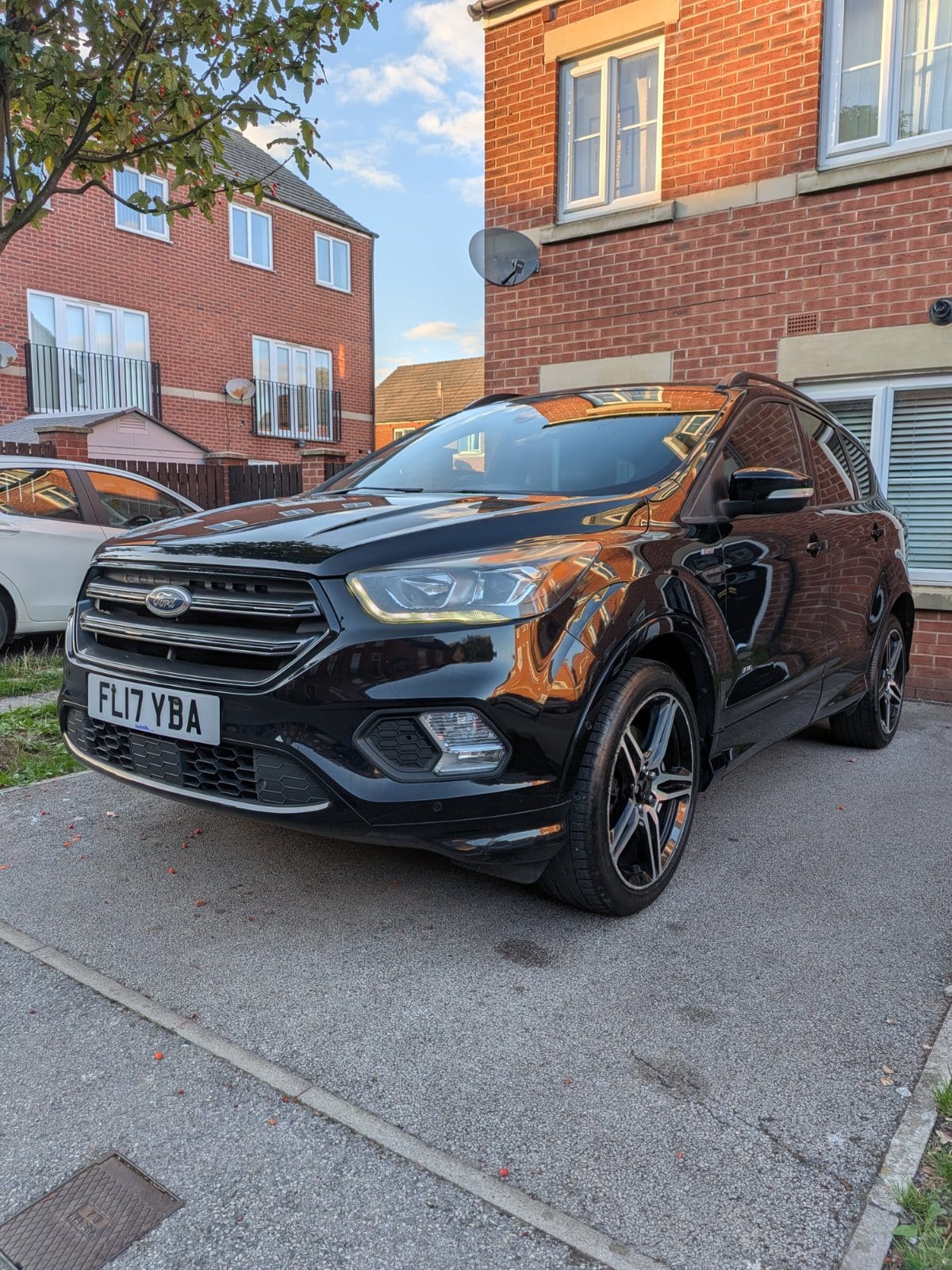 Ford Kuga - image 1 of 17