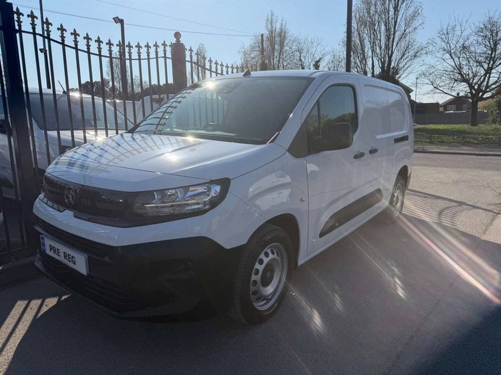 Vauxhall Combo - image 1 of 21
