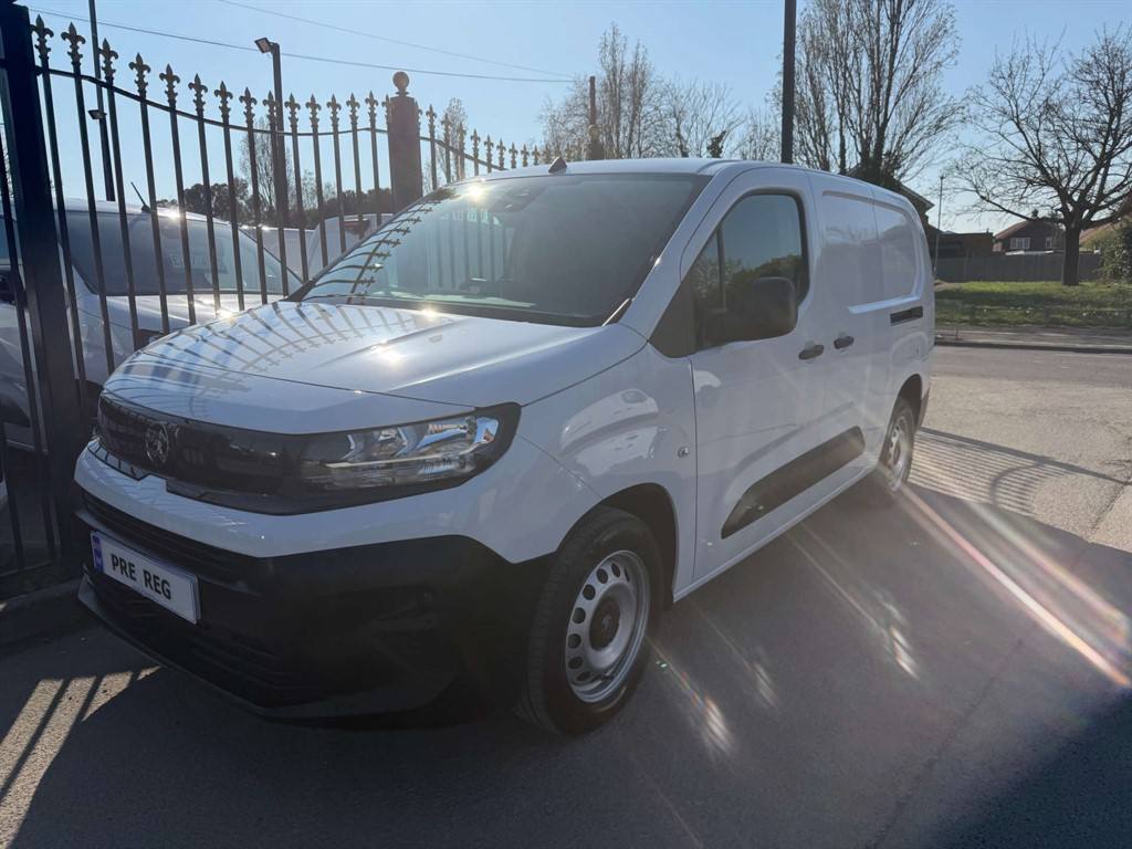 Vauxhall Combo - image 1 of 21
