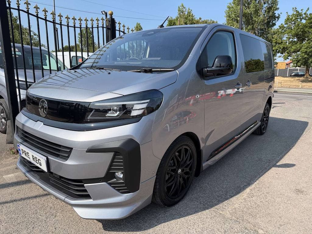 Vauxhall Vivaro - image 1 of 27