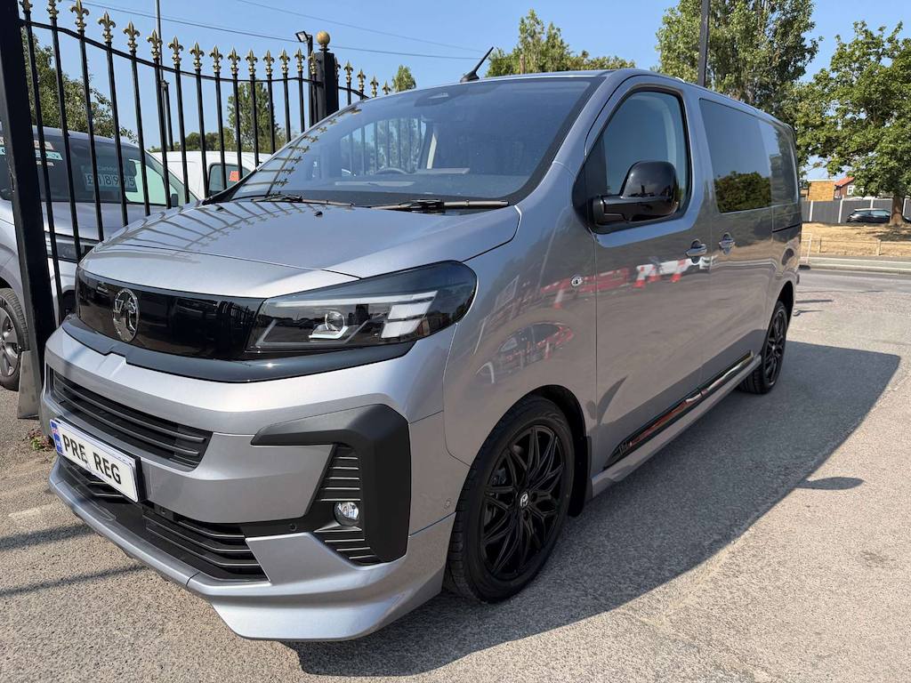 Vauxhall Vivaro - image 1 of 27