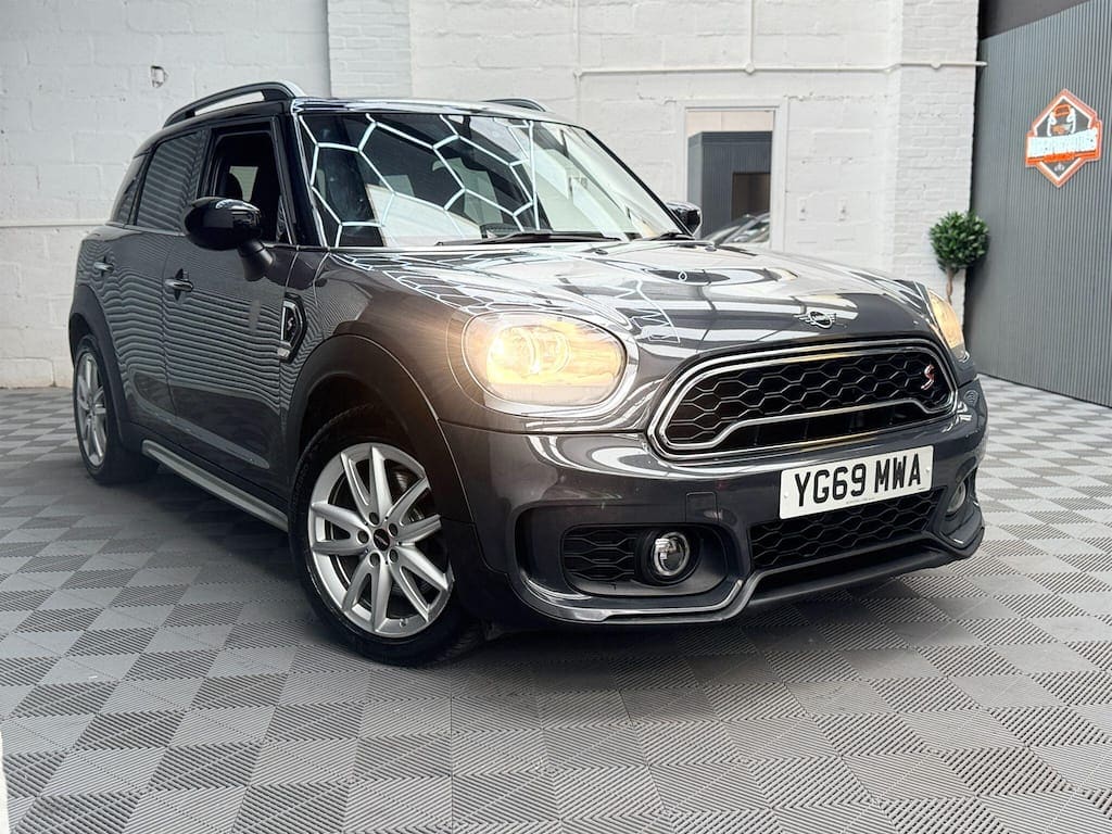 MINI Countryman - image 1 of 37