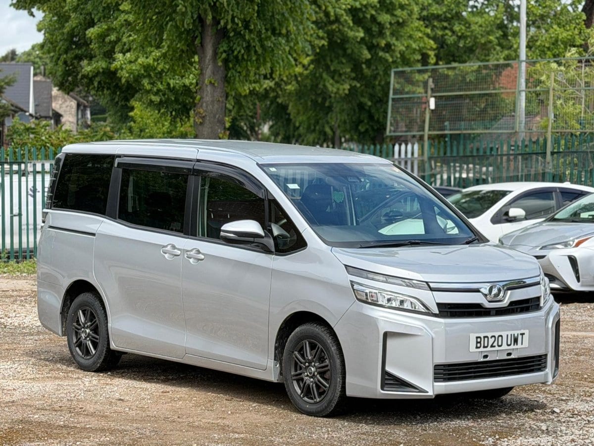 Toyota Voxy - image 1 of 21