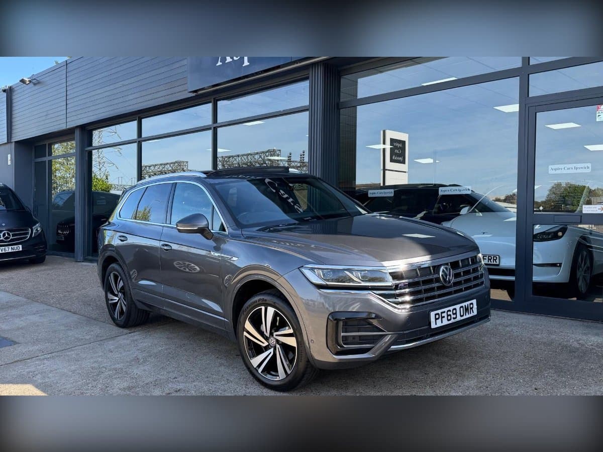 Volkswagen Touareg - image 1 of 38