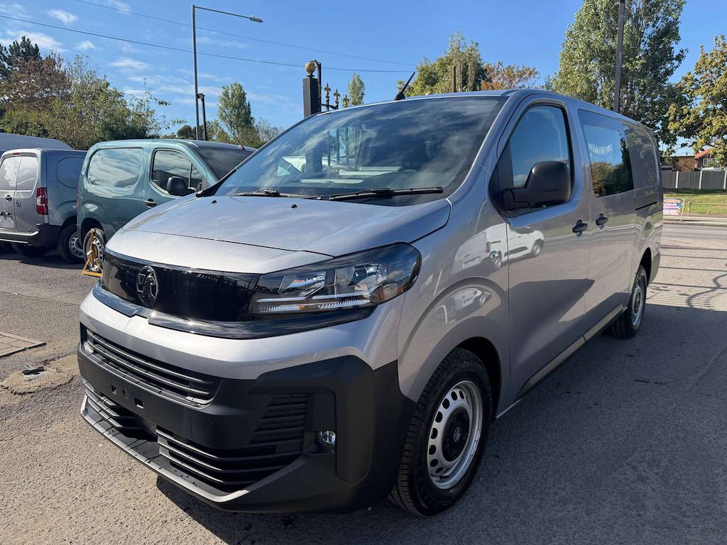 Vauxhall Vivaro - image 1 of 24