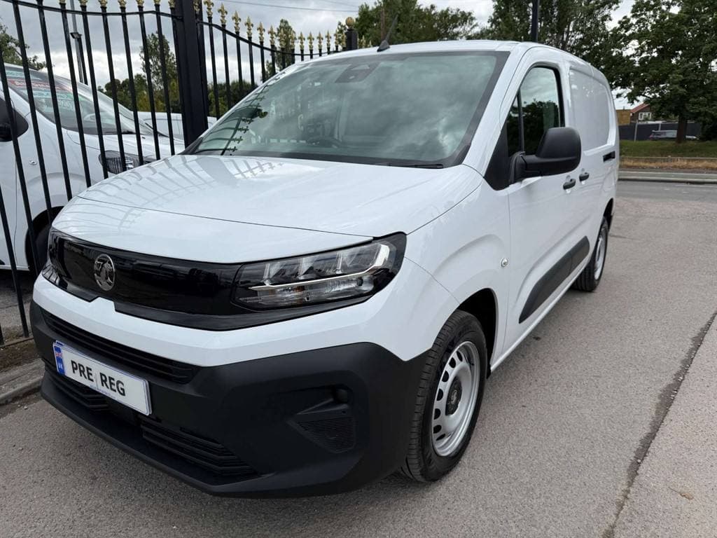 Vauxhall Combo - image 1 of 21