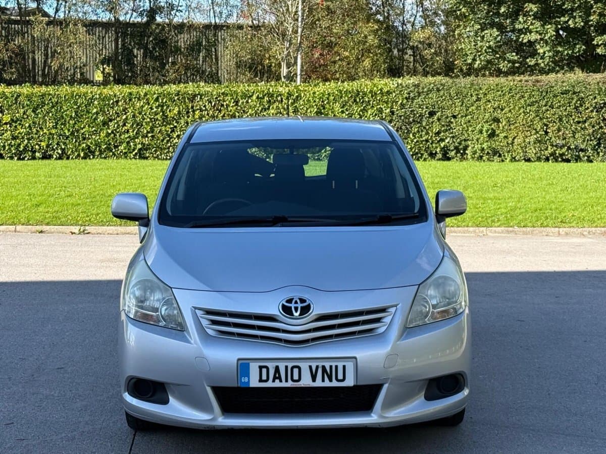 Toyota Verso - image 1 of 40