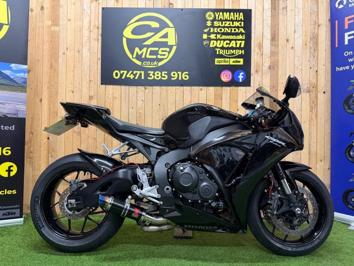 Honda CBR1000RR Fireblade - image 1 of 26