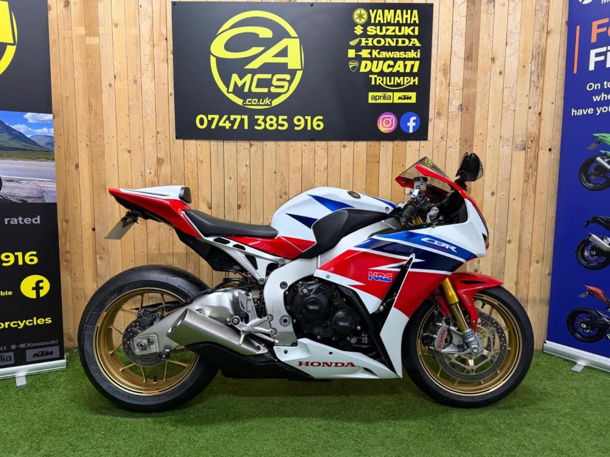 Honda CBR1000RR Fireblade - image 1 of 26