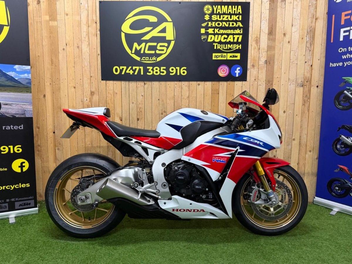 Honda CBR1000RR Fireblade - image 1 of 26