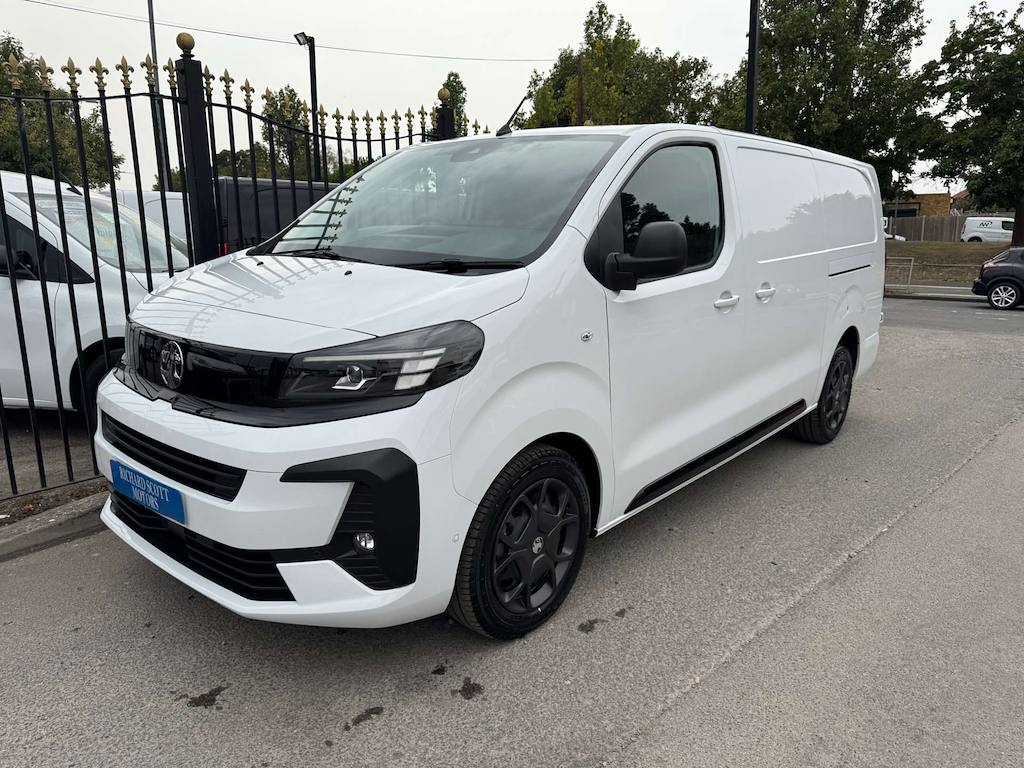 Vauxhall Vivaro - image 1 of 24