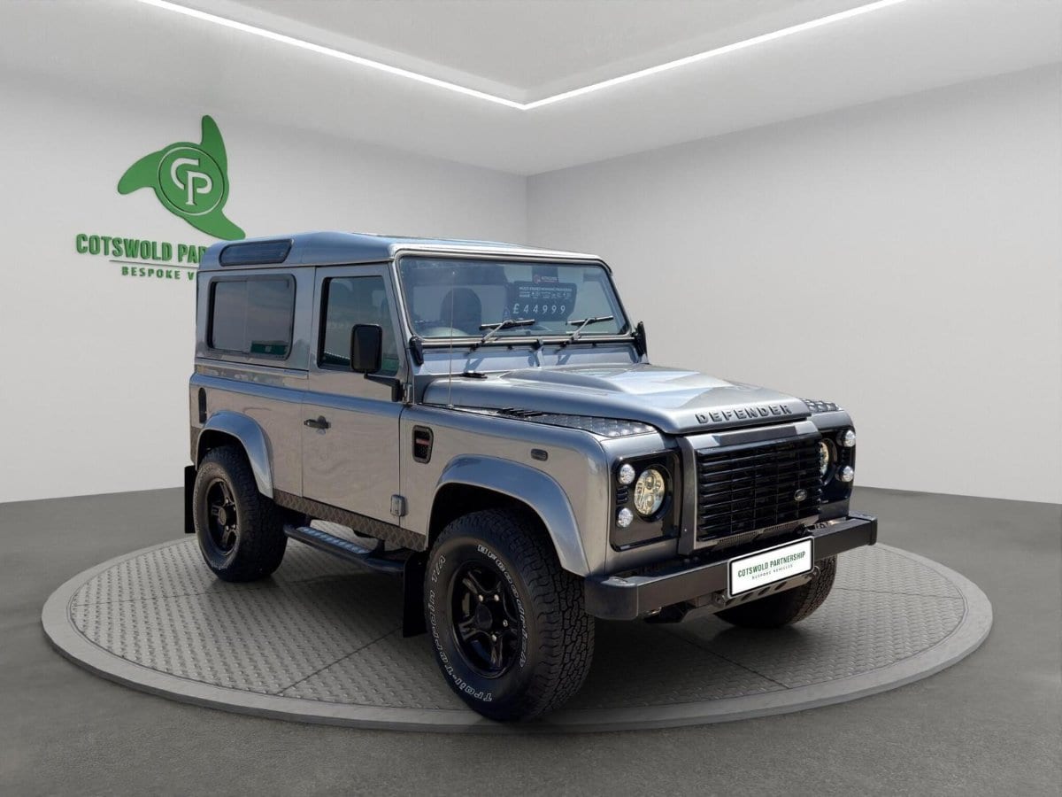 Land Rover Defender 90 - image 1 of 25