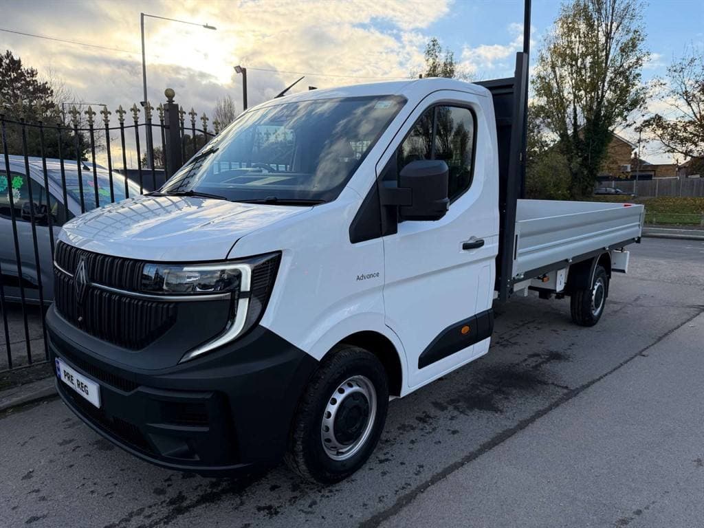 Renault Master - image 1 of 19