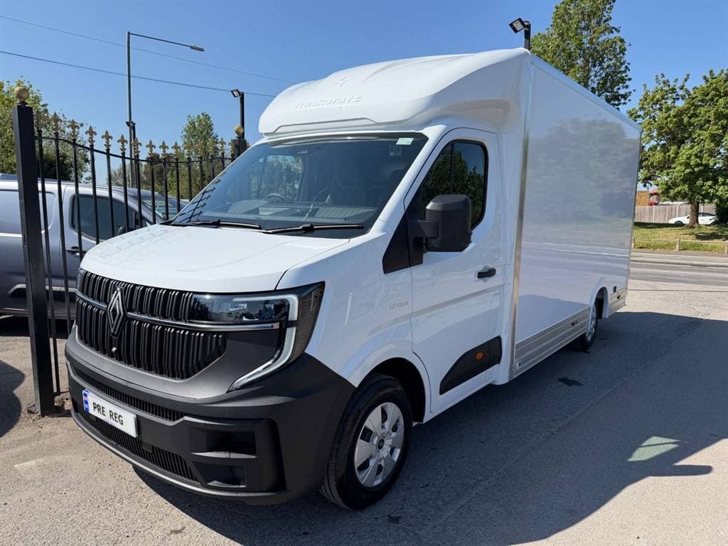 Renault Master - image 1 of 17
