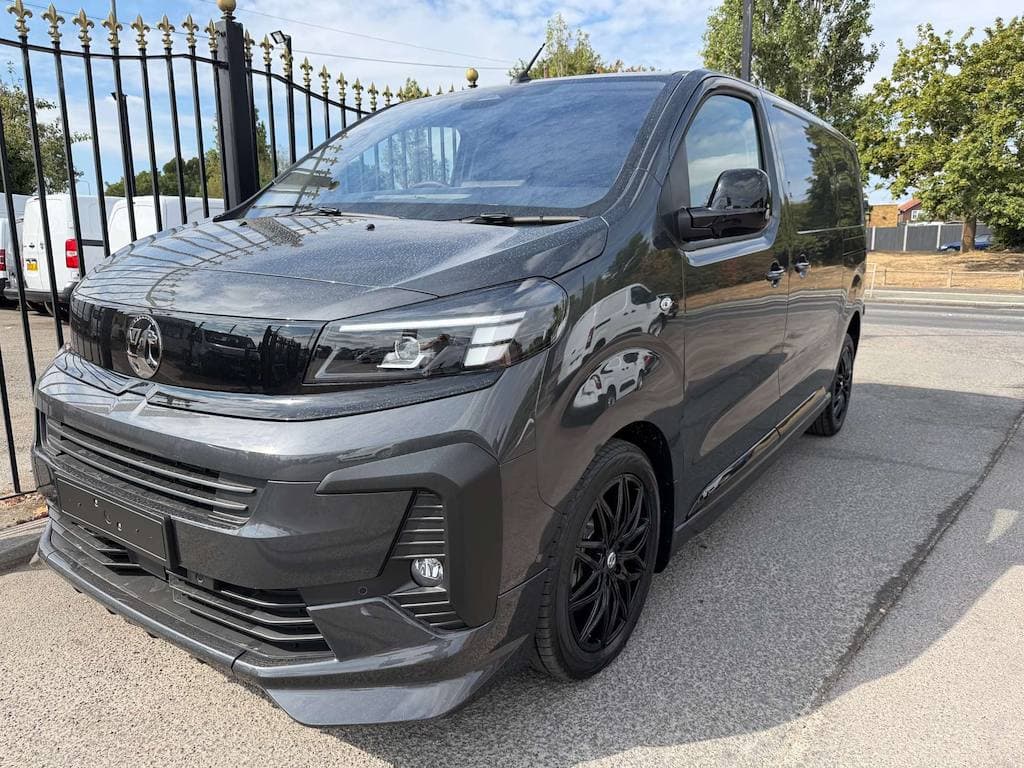 Vauxhall Vivaro - image 1 of 32