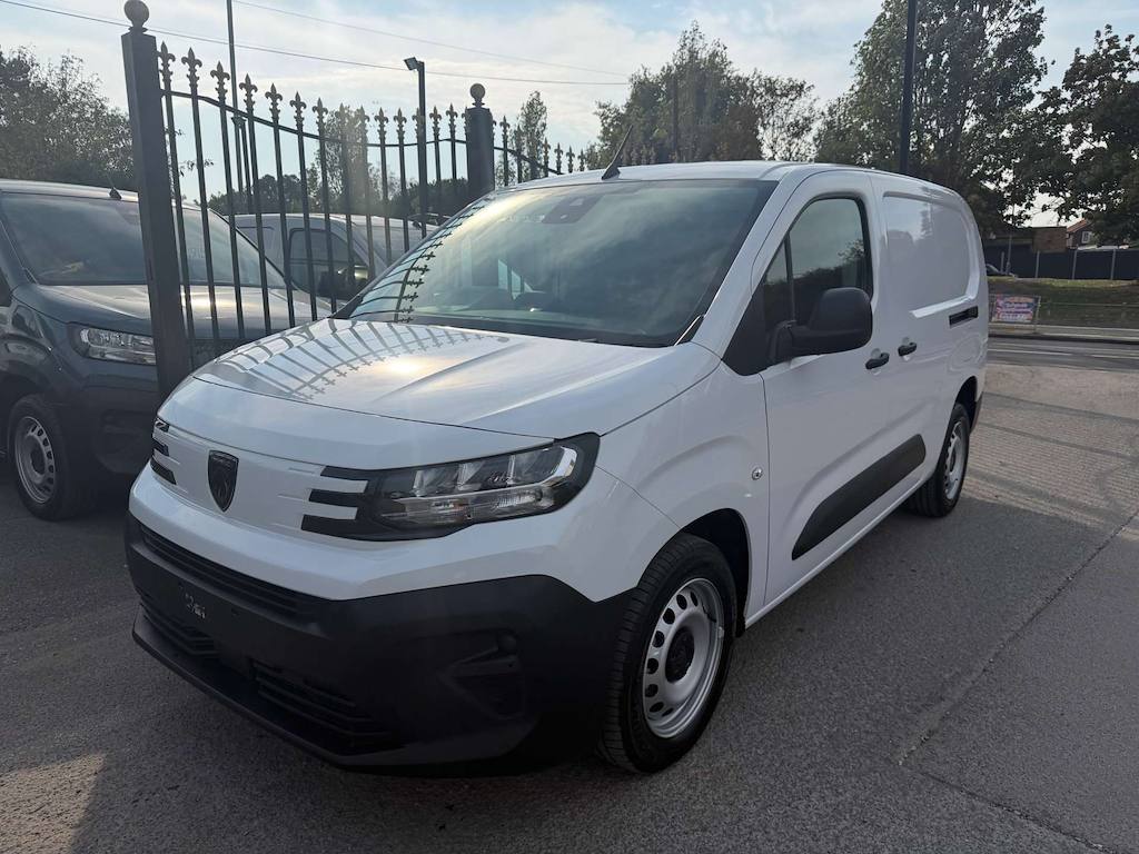 Peugeot Partner - image 1 of 24
