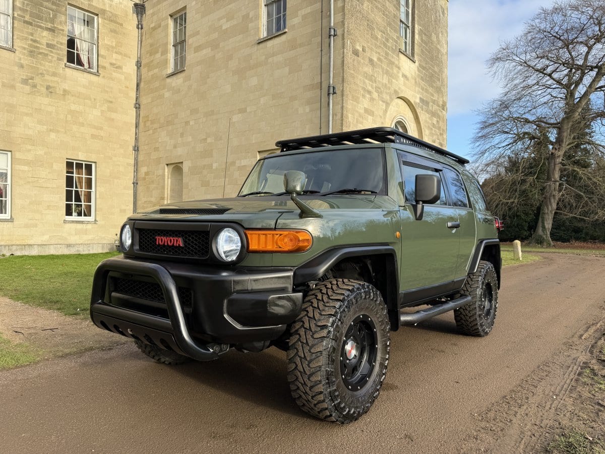 2014 Toyota FJ Cruiser Army Green, Highest Specification — photo 1 of 16