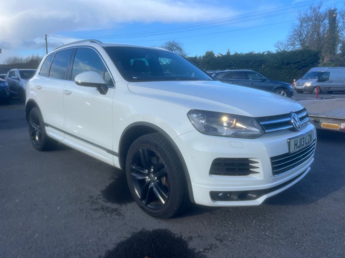 Volkswagen Touareg - image 1 of 9