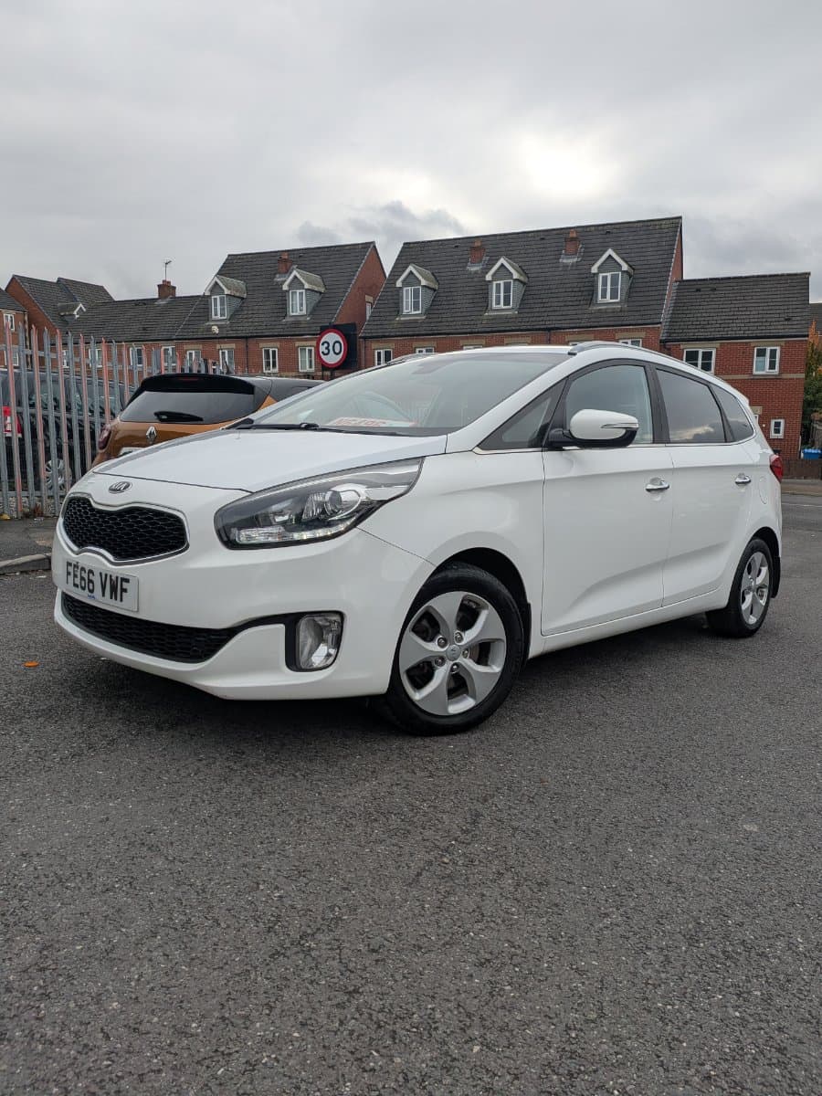 Kia Carens - image 1 of 26