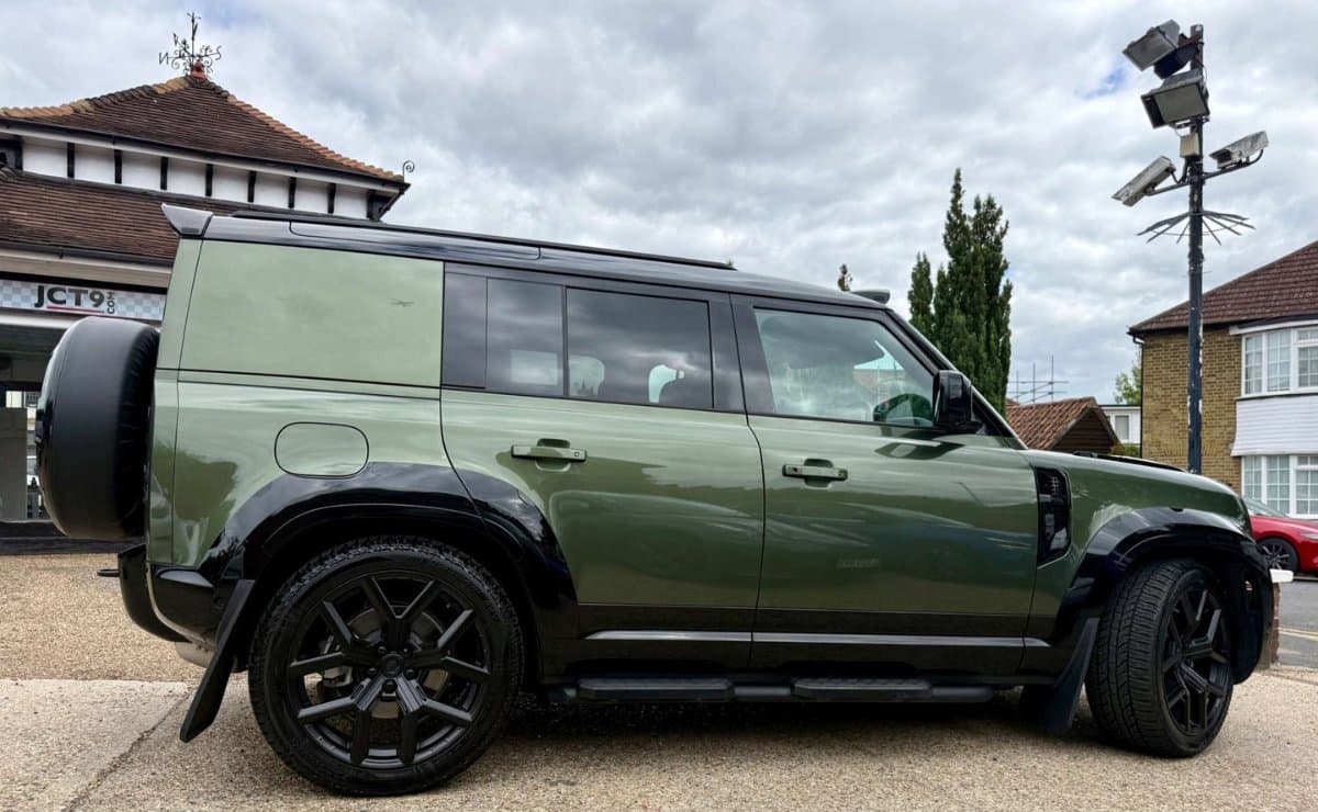 2025 Land Rover Defender 3.0 D350 Hard Top X-Dynamic HSE — photo 1 of 28