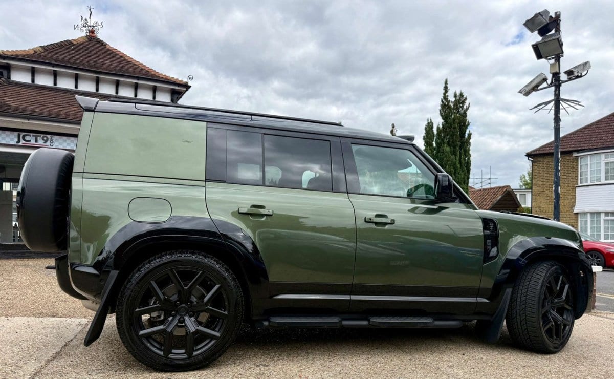 2025 Land Rover Defender 3.0 D350 Hard Top X-Dynamic HSE in green — photo 1 of 28