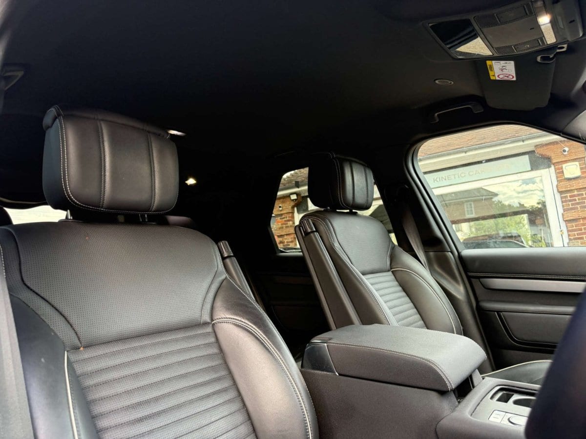2024 Land Rover Discovery 3.0 Dynamic HSE D MHEV Automatic 4WD in grey — photo 1 of 8
