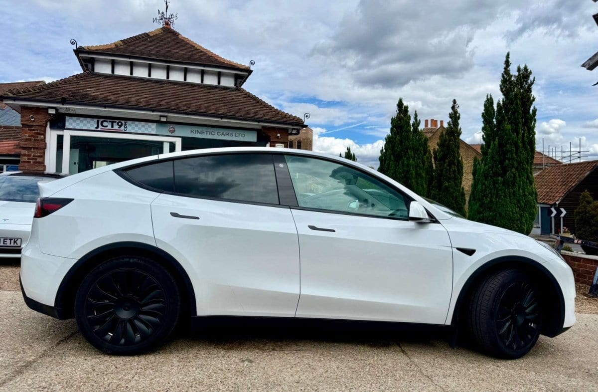 2023 Tesla Model Y RWD 5dr in white — photo 1 of 16