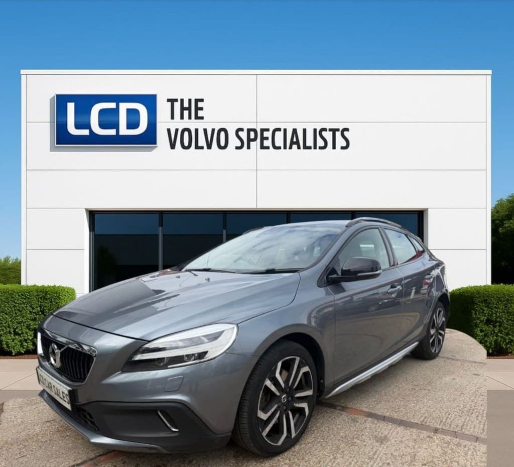 Volvo V40 Cross Country - image 1 of 40