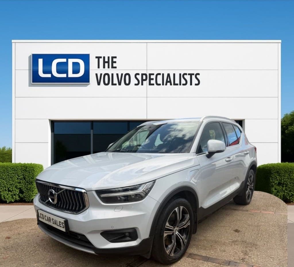 Volvo XC40 - image 1 of 69