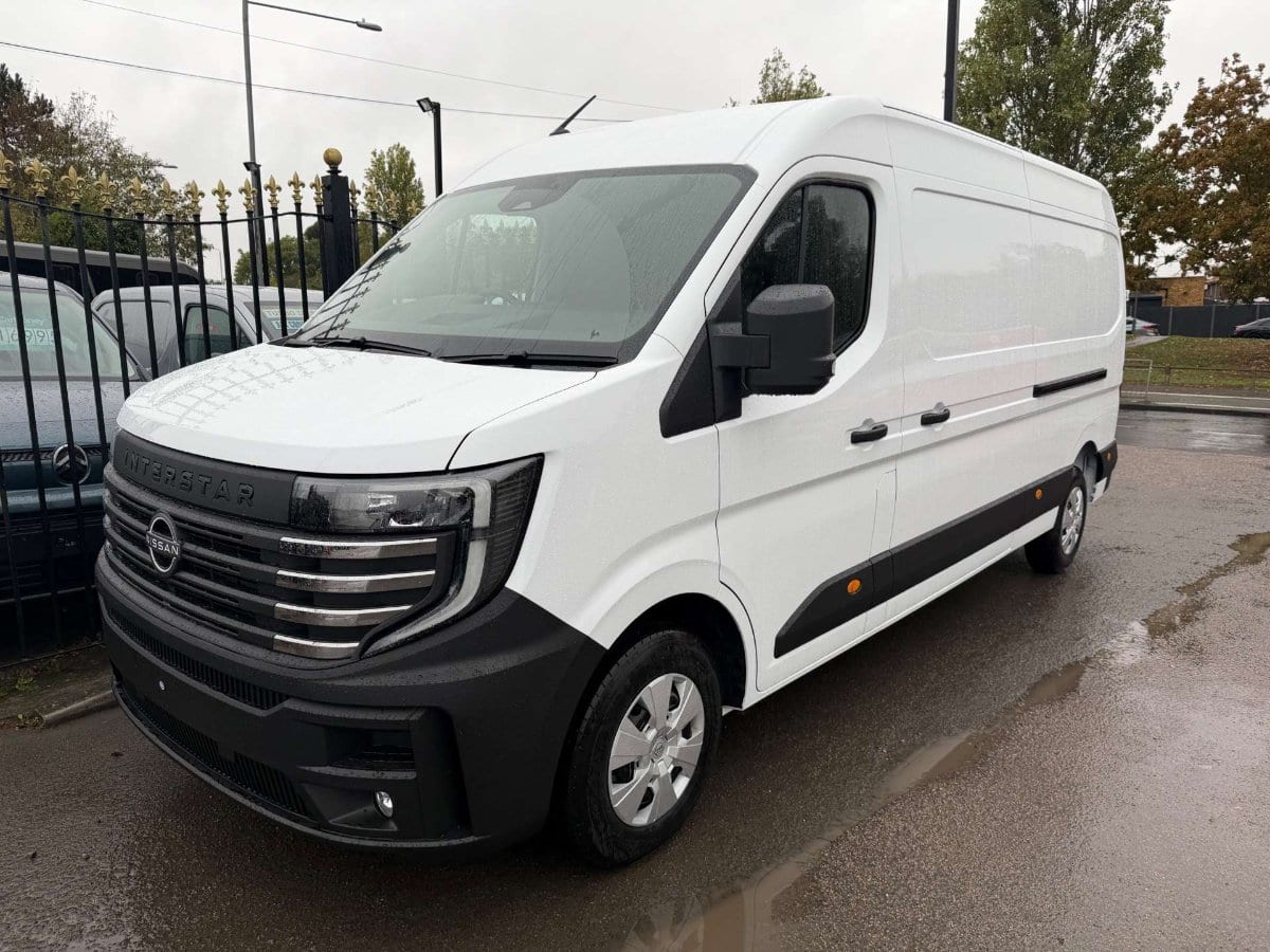Nissan Interstar - image 1 of 22