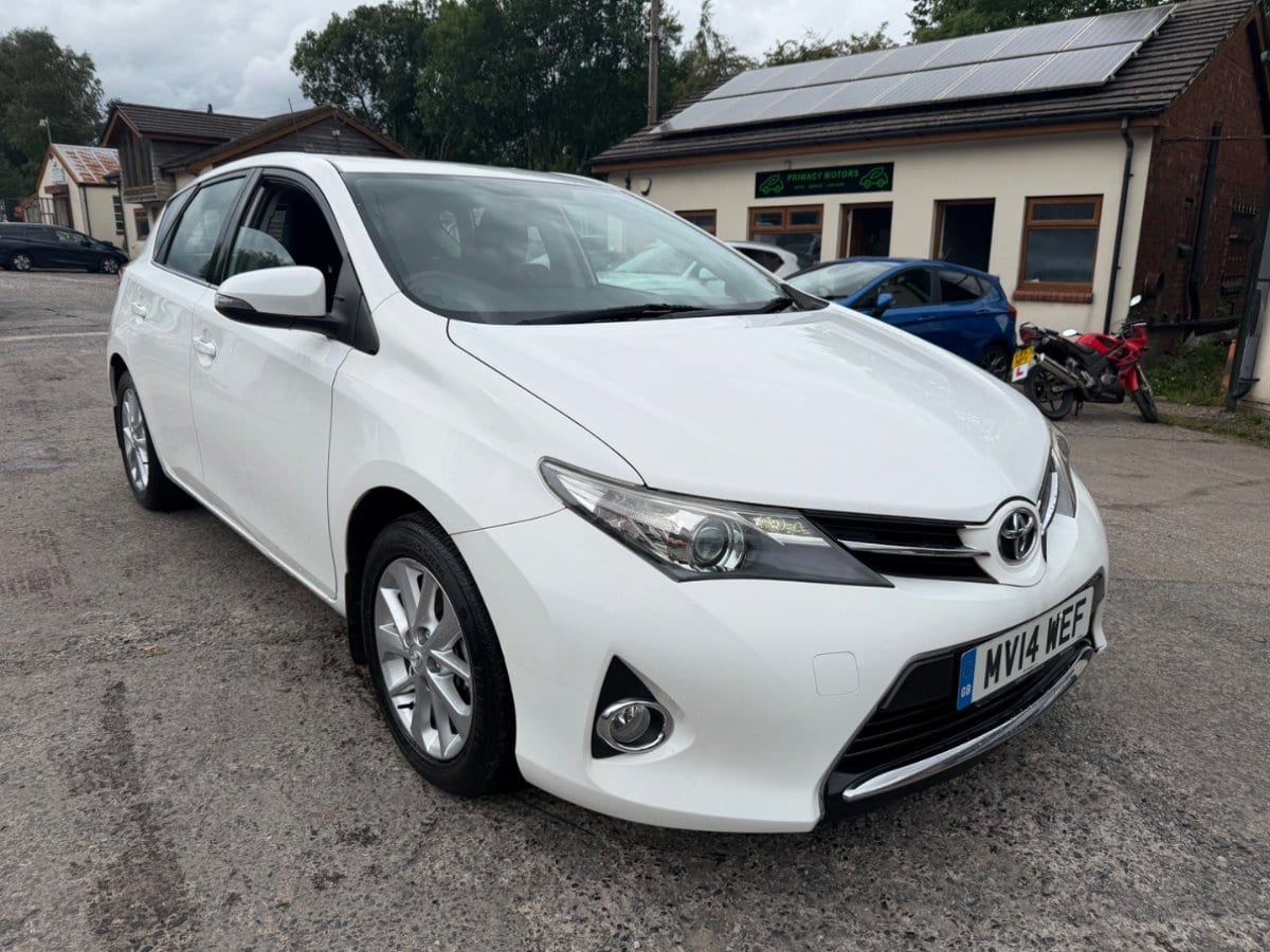 Toyota Auris - image 1 of 31