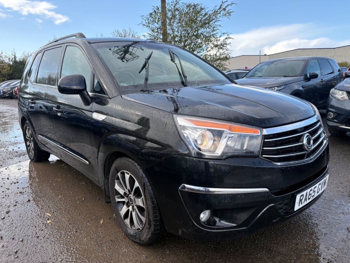 SsangYong Turismo - image 1 of 17