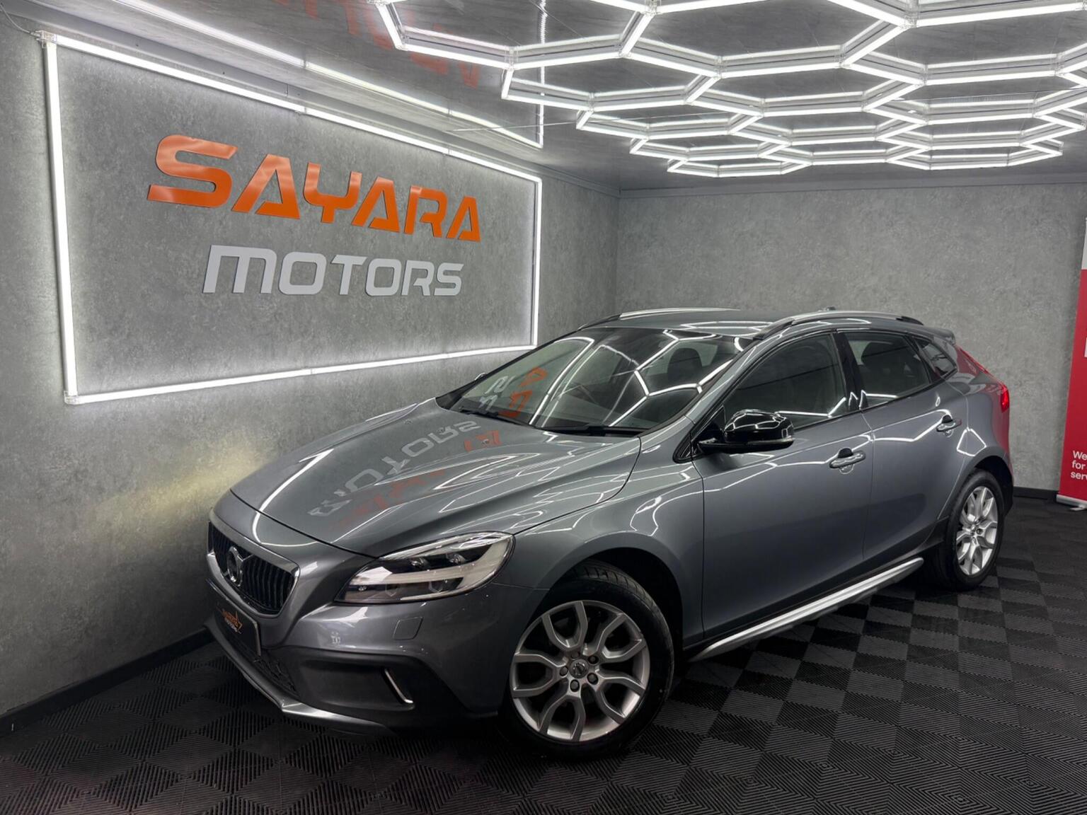 Volvo V40 Cross Country - image 1 of 36
