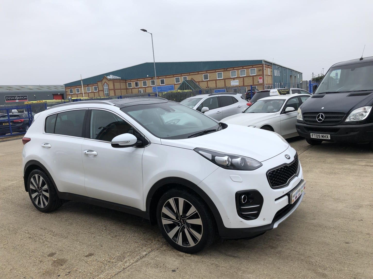 Kia Sportage - image 1 of 26