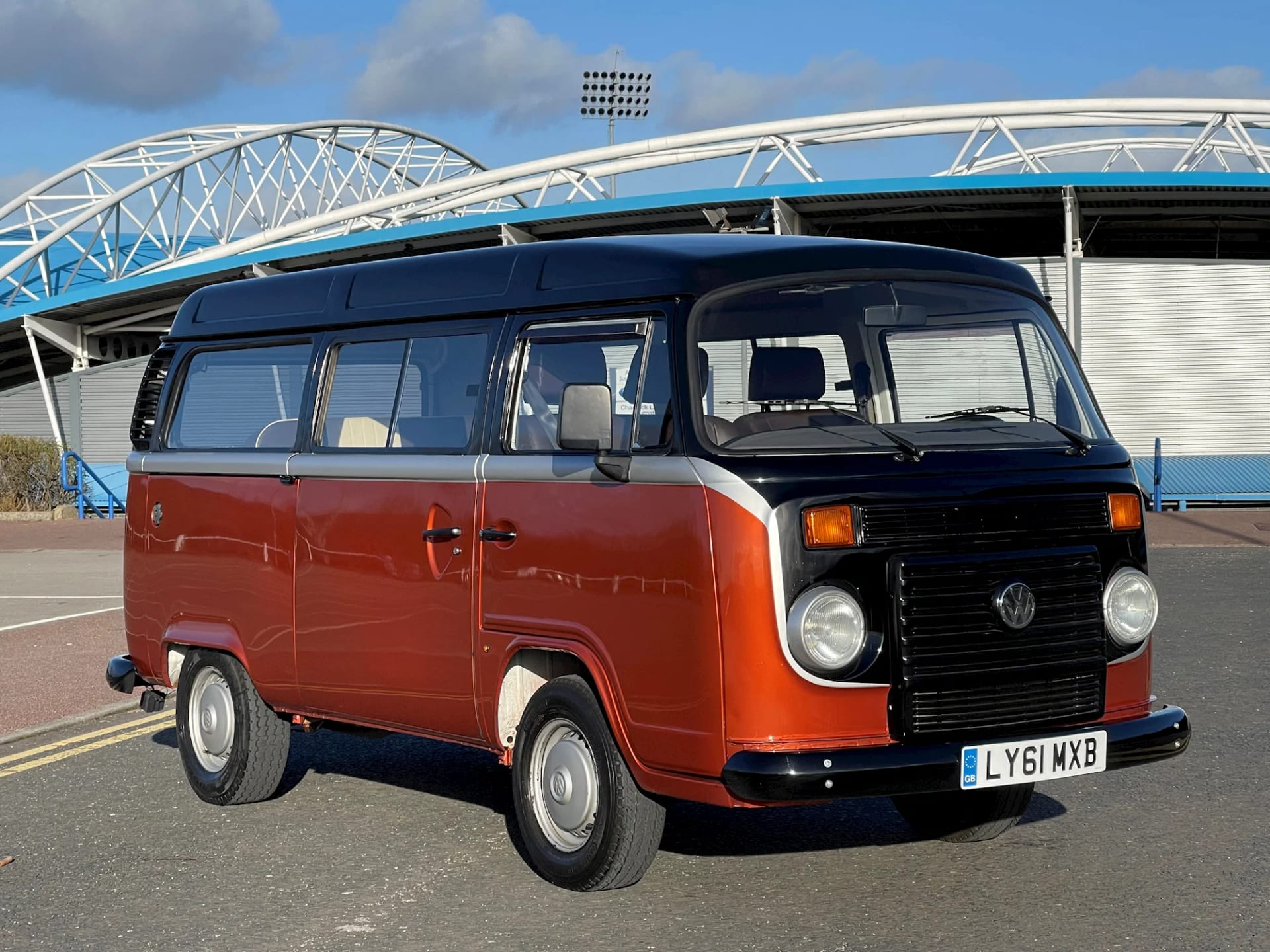 Volkswagen Transporter - image 1 of 34