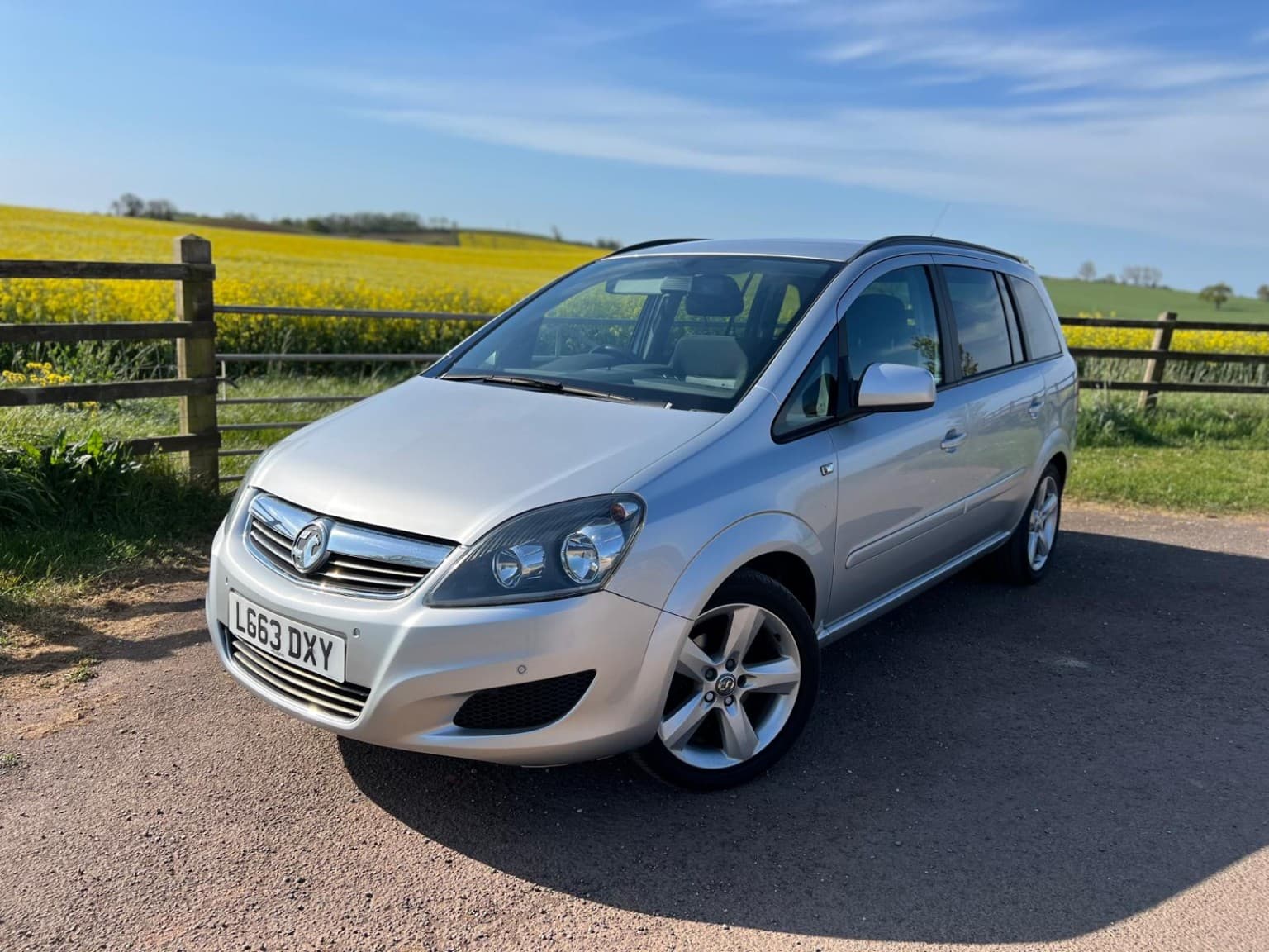 Vauxhall Zafira - image 1 of 15
