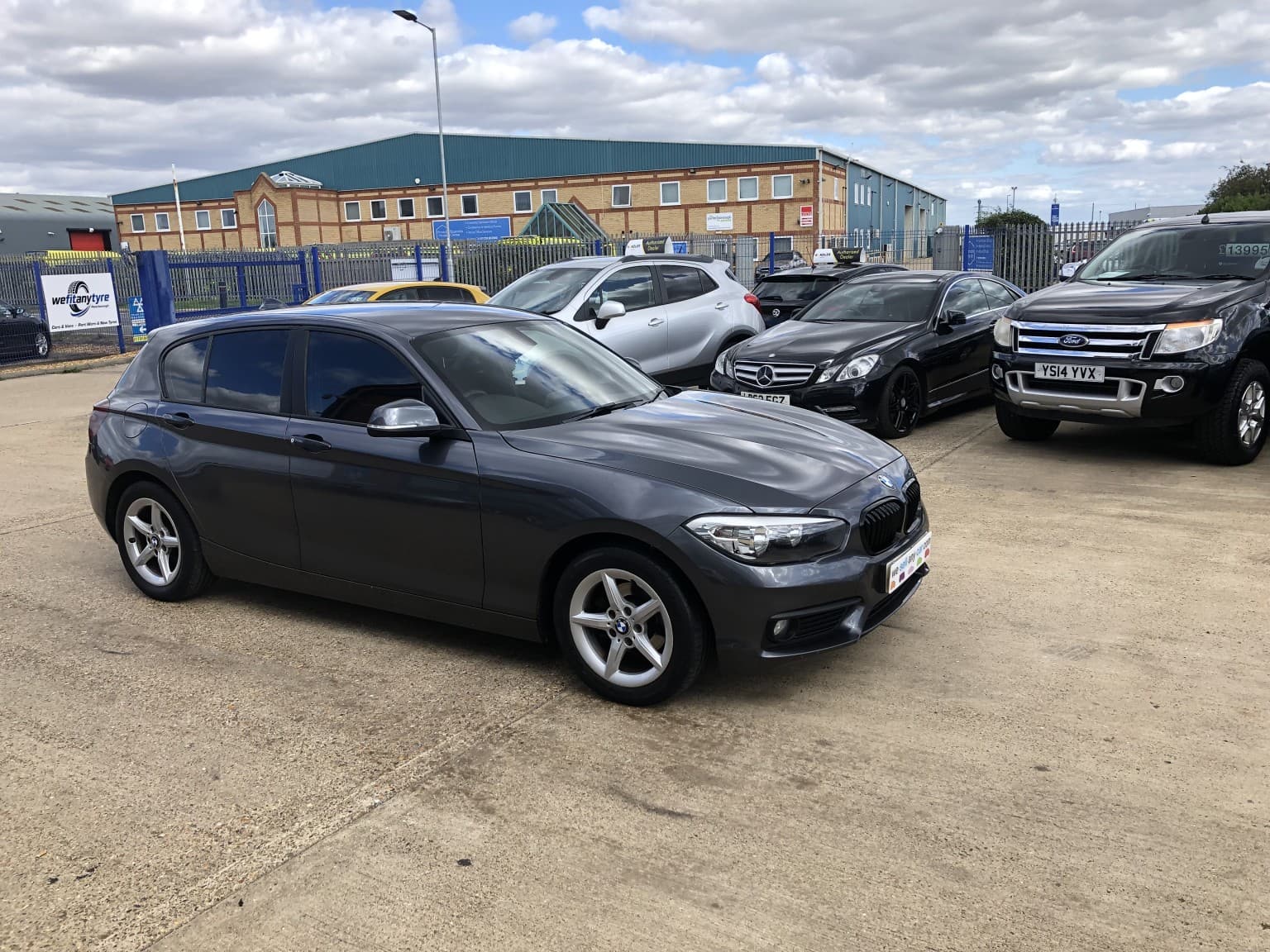 BMW 1 Series - image 1 of 23
